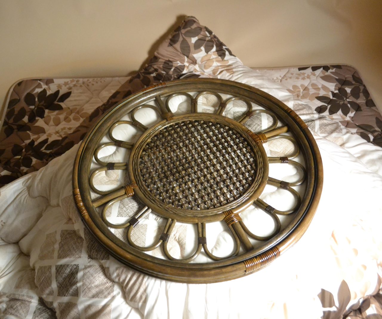 冬の家族団欒のシンボル「籐こたつ」