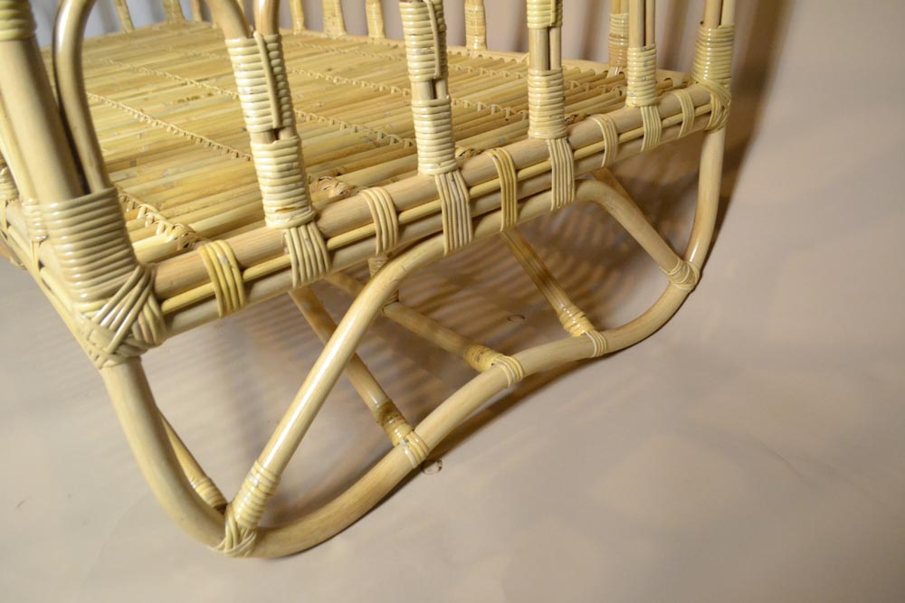 足元は床に優しいR形状