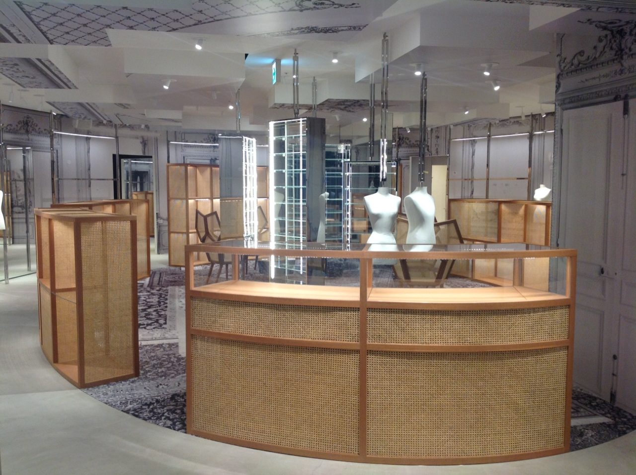 高級でありながら温かみのある籐編みの内装