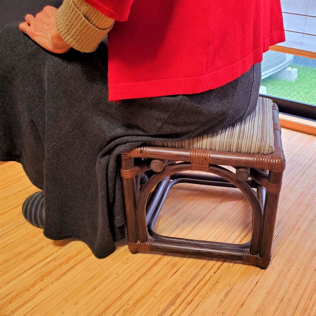 ピッコロスツール(ダークブラウン)座りイメージ