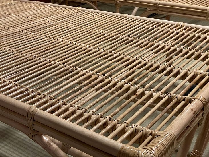 流し座面は皮つき籐でピッチ幅狭め。一本一本がしなり、体をやさしく受け止めてくれます。