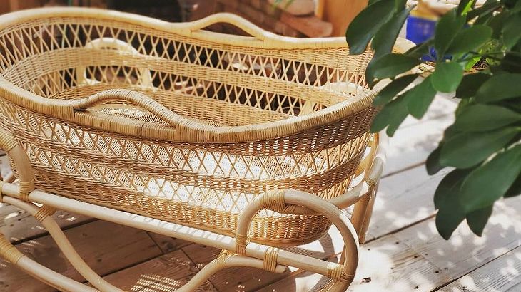 ☆程度良好☆　籐のベビーベッド　ゆりかご　格納式ローラー付 ゆりかご・子ども用家具｜籐ゆりかご・ラタンベビーベッド etc