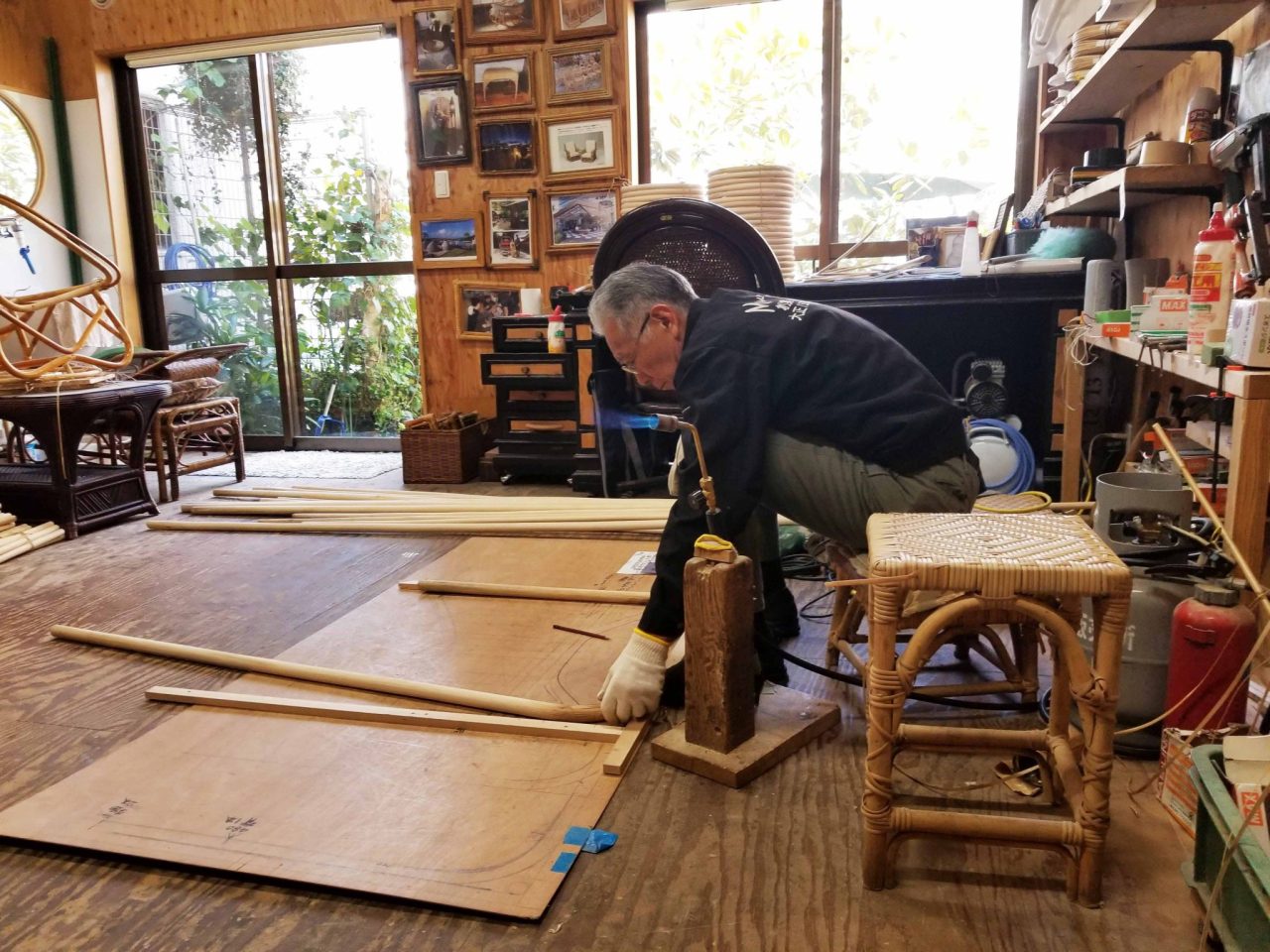 工房で製作に没頭する職人