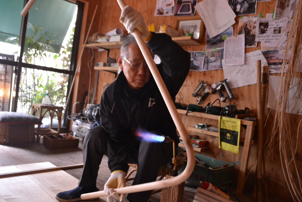 みうらラタンオリジナルの籐ベッド・ラタンベッドは、オーダーを受けて、籐家具職人三浦明利が広島の工房で手作りで製作します。