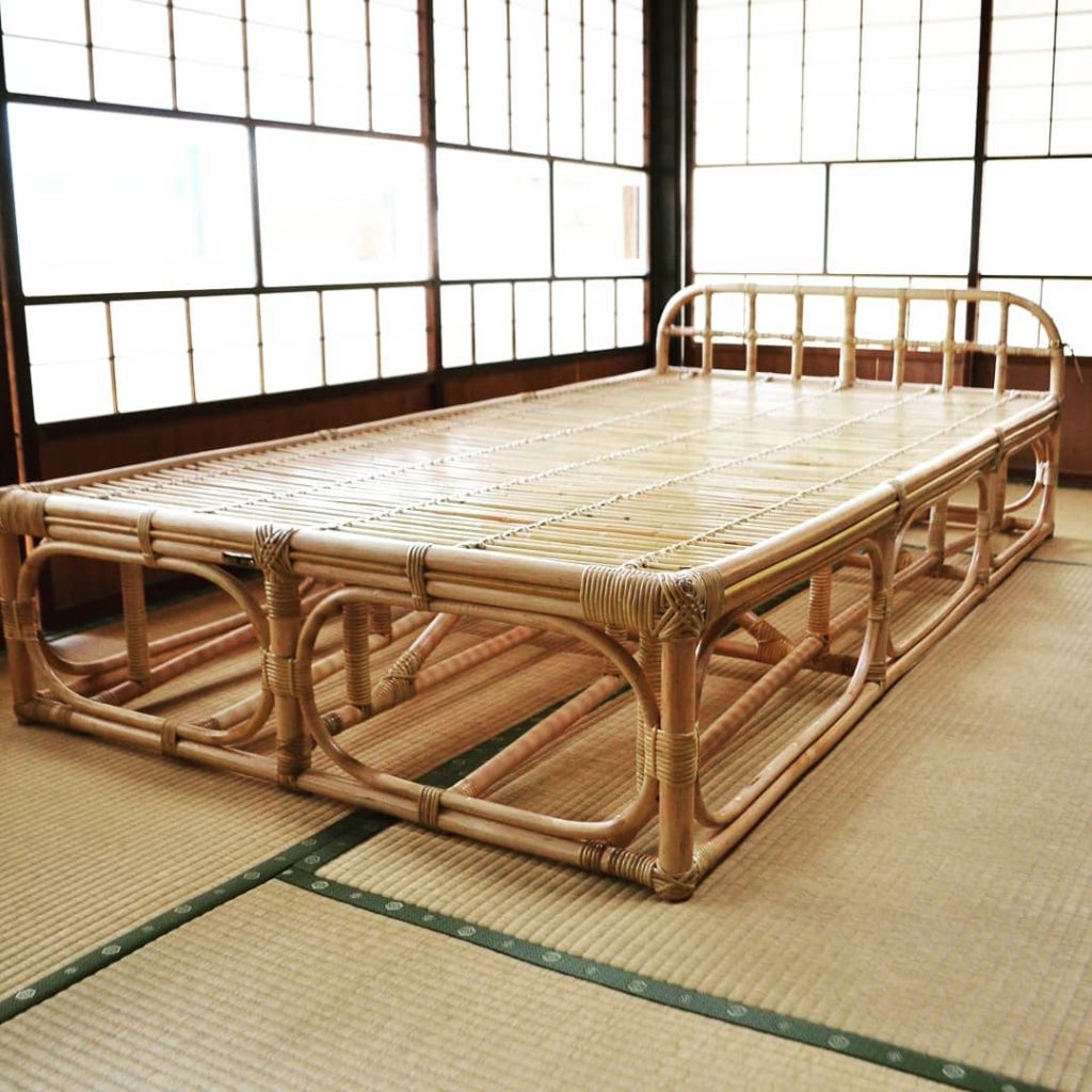 広島の工房で製作された籐ベッド、あなたのために作られたベッドです。 適度な弾力があるのでお布団を敷いて快適に過ごせ、常に「干された」ような状態ですので年中清潔に過ごせます。 