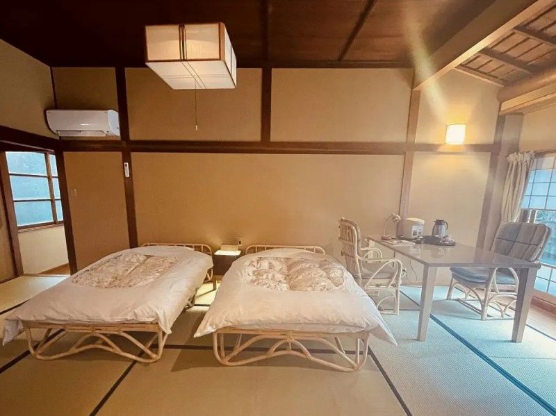 <img src="https://www.miurarattan.co.jp/2019/wp-content/uploads/2022/04/1080_uen湯河原温泉「源泉上野屋」様に、みうらラタンの籐ベッドや籐椅子をご導入いただきました。