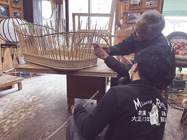 広島の工房で、籐家具職人が一台一台製作します。