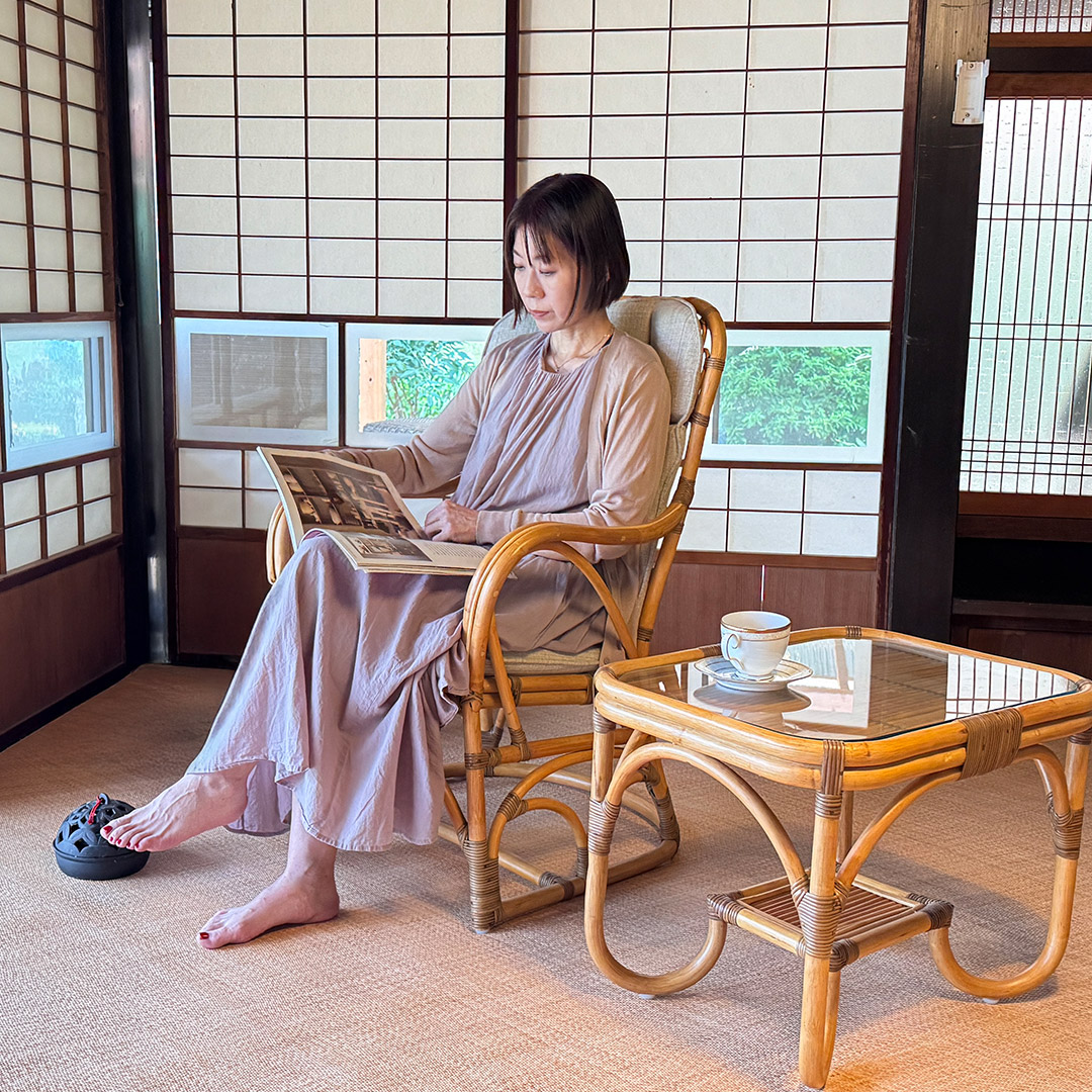 ハイバックの背もたれが、やさしく上半身を包み込んでくれます。