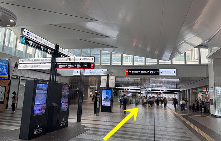 ４，在来線の中央口改札を右手に通り過ぎ、通路を南口に向かって進みます。