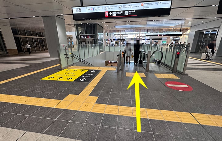 ５，通路を南口に向かって抜けると、エスカレーターがあるので、１階に降ります。