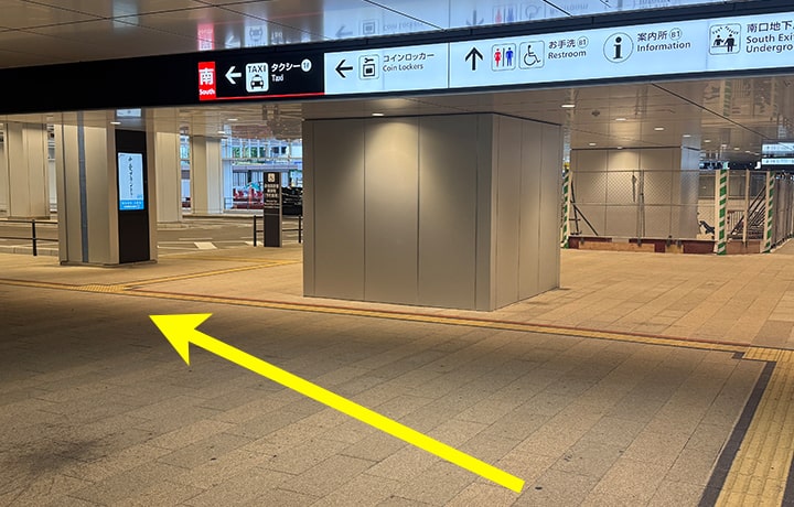 ７，タクシー乗り場の案内にしたがって、左に曲がります。